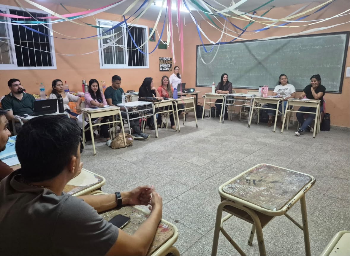 Reunión de docentes y personal del IES 6049 en la extensión áulica de La Unión